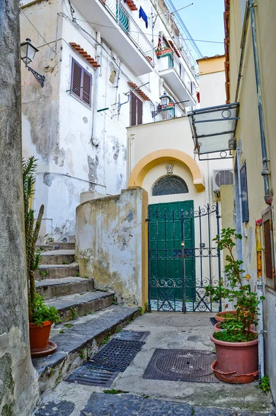 Raito 'da dar bir sokak, Amalfi kıyısında bir köy, İtalya.
