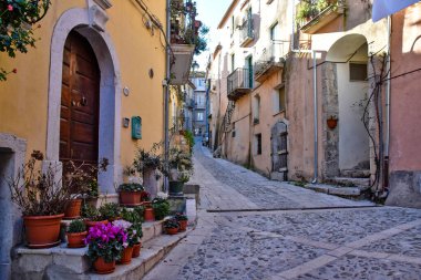 İtalya 'nın Salerno ilindeki bir ortaçağ köyü olan Buccino' nun pitoresk evleri arasında dar bir sokak.