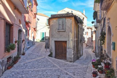 İtalya 'nın Salerno ilindeki bir ortaçağ köyü olan Buccino' nun pitoresk evleri arasında dar bir sokak.