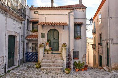 Buccino, İtalya, 18 Ocak 2018. Salerno ilindeki bir ortaçağ köyünde eski renkli evlerin kapı ve pencereleri.