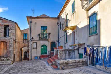 İtalya 'nın Salerno ilindeki bir ortaçağ köyü olan Buccino' nun pitoresk evleri arasında dar bir sokak.