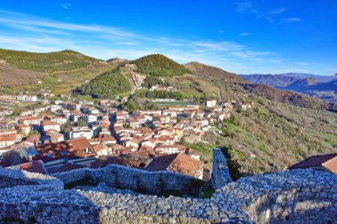 İtalya 'nın Salerno eyaletindeki eski bir köy olan Buccino' nun panoramik manzarası.