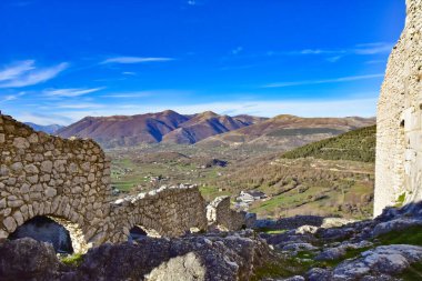 Buccino, İtalya, 18 Ocak 2018. Salerno 'da harabelerde bir ortaçağ şatosunun eski duvarları..