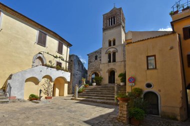 İtalya 'nın Latina ilindeki bir ortaçağ köyü olan Itri' nin eski evleri arasında dar bir sokak..
