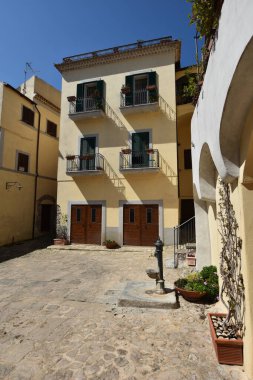 İtalya 'nın Latina ilindeki bir ortaçağ köyü olan Itri' nin eski evleri arasında dar bir sokak..