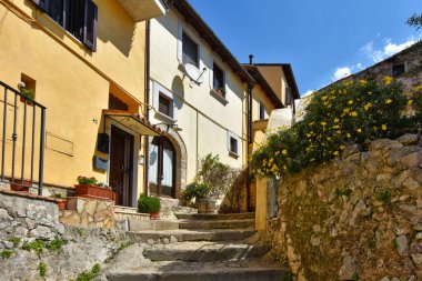 İtalya 'nın Latina ilindeki bir ortaçağ köyü olan Itri' nin eski evleri arasında dar bir sokak..