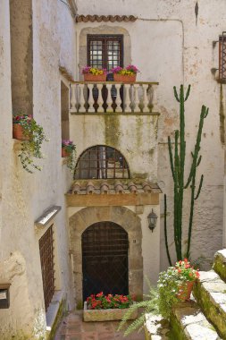 İtalya 'nın Latina ilindeki bir ortaçağ köyü olan Itri' nin eski evleri arasında dar bir sokak..