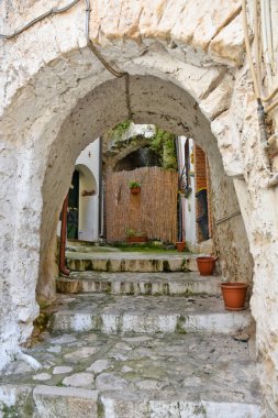 İtalya 'nın Latina ilindeki bir ortaçağ köyü olan Itri' nin eski evleri arasında dar bir sokak..