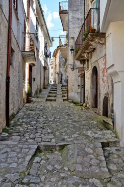 İtalya 'nın Latina ilindeki bir ortaçağ köyü olan Itri' nin eski evleri arasında dar bir sokak..