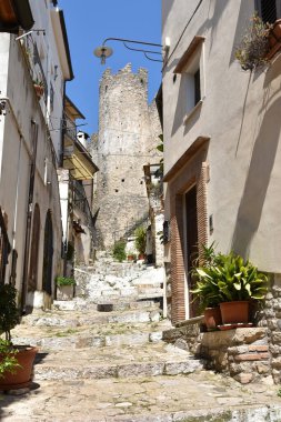 İtalya 'nın Latina ilindeki bir ortaçağ köyü olan Itri' nin eski evleri arasında dar bir sokak..