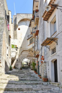 İtalya 'nın Latina ilindeki bir ortaçağ köyü olan Itri' nin eski evleri arasında dar bir sokak..