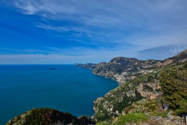 İtalya 'nın Salerno eyaletindeki Amalfi kıyılarının panoramik manzarası.