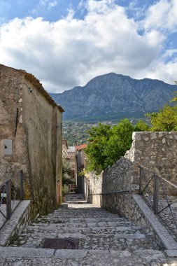 Lazio bölgesindeki bir ortaçağ köyü olan Ausonia 'nın eski ve pitoresk evleri arasında bir sokak..