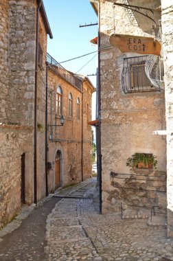 Lazio bölgesinde bir ortaçağ köyü olan Castrocielo 'nun eski ve pitoresk evleri arasında bir sokak..