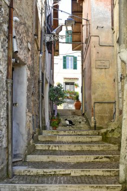 Lazio bölgesindeki bir ortaçağ köyü olan Fiuggi 'nin eski ve pitoresk evleri arasında bir sokak..