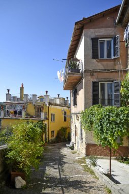 Lazio bölgesindeki bir ortaçağ köyü olan Fiuggi 'nin eski ve pitoresk evleri arasında bir sokak..