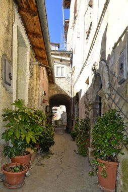 Lazio bölgesindeki bir ortaçağ köyü olan Fiuggi 'nin eski ve pitoresk evleri arasında bir sokak..