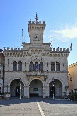 Lazio bölgesindeki bir ortaçağ köyü olan Fiuggi 'nin eski ve pitoresk evleri arasında bir sokak..