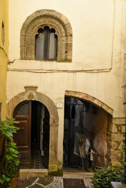 Lazio bölgesindeki bir ortaçağ köyü olan Fiuggi 'nin eski ve pitoresk evleri arasında bir sokak..