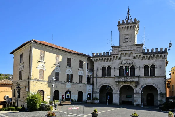 Fiuggi, İtalya, 10 / 10 / 2020. Lazio bölgesinde bir ortaçağ kasabasının meydanındaki tarihi binalar.