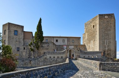 Melfi, İtalya, 09 / 16 / 2017. Basilicata bölgesinde bir kasabadaki ortaçağ şatosunun duvarları ve kuleleri..