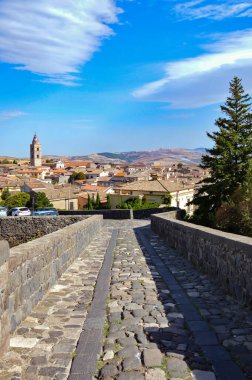 İtalya 'nın Basilicata bölgesindeki bir ortaçağ köyü olan Melfi' nin eski ve pitoresk evleri arasında bir sokak..