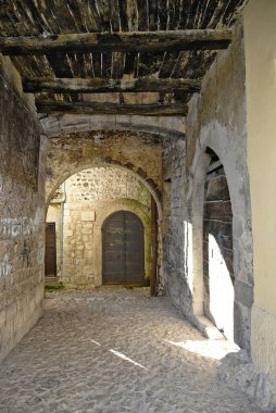 İtalya 'nın Lazio bölgesindeki bir ortaçağ köyü olan Fumone' un eski evleri arasında dar bir sokak.