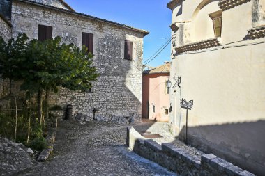 İtalya 'nın Lazio bölgesindeki bir ortaçağ köyü olan Fumone' un eski evleri arasında dar bir sokak.