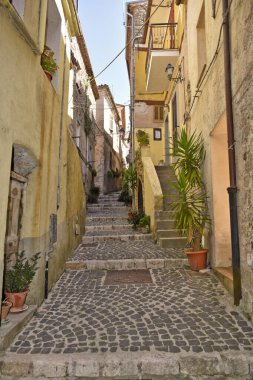 İtalya 'nın Lazio bölgesindeki bir ortaçağ köyü olan Giuliano di Roma' nın eski evleri arasında dar bir sokak.