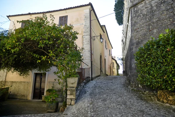 İtalya 'nın Lazio bölgesindeki bir ortaçağ köyü olan Fumone' un eski evleri arasında dar bir sokak.