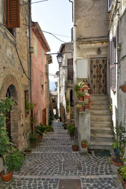 İtalya 'nın Lazio bölgesindeki bir ortaçağ köyü olan Giuliano di Roma' nın eski evleri arasında dar bir sokak.