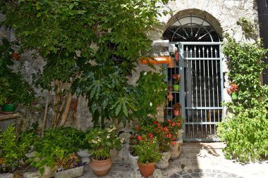 Lenola, İtalya, 08 / 22 / 2020. Lazio bölgesindeki bir köyde ortaçağ kökenli taş bir evin giriş kapısı..