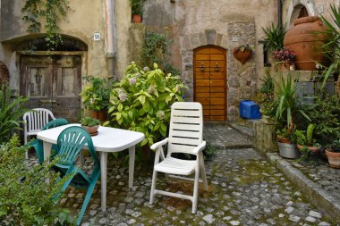 Lazio bölgesindeki bir ortaçağ köyü olan Lenola 'nın eski evleri arasında dar bir sokak..