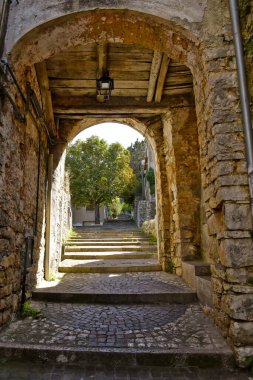 Lazio bölgesindeki bir ortaçağ köyü olan Lenola 'nın eski evleri arasında dar bir sokak..