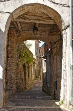 Lazio bölgesindeki bir ortaçağ köyü olan Lenola 'nın eski evleri arasında dar bir sokak..