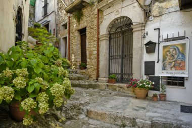 Lazio bölgesindeki bir ortaçağ köyü olan Lenola 'nın eski evleri arasında dar bir sokak..