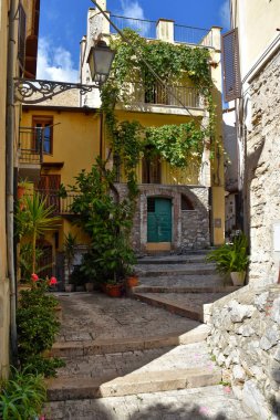 İtalya 'nın Lazio bölgesindeki bir ortaçağ köyü olan Maranola' nın eski evleri arasında dar bir sokak.