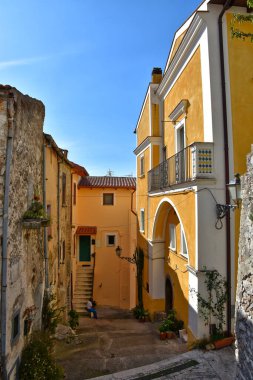 İtalya 'nın Lazio bölgesindeki bir ortaçağ köyü olan Maranola' nın eski evleri arasında dar bir sokak.
