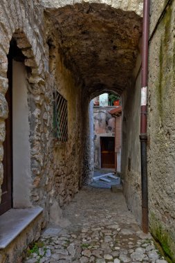İtalya 'nın Lazio bölgesindeki bir ortaçağ köyü olan Maranola' nın eski evleri arasında dar bir sokak.