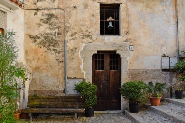 Maranola, İtalya, 10 / 19 / 2019. Lazio bölgesindeki bir köyde ortaçağ kökenli taş bir evin giriş kapısı..