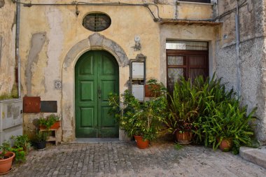 Maranola, İtalya, 10 / 19 / 2019. Lazio bölgesindeki bir köyde ortaçağ kökenli taş bir evin giriş kapısı..