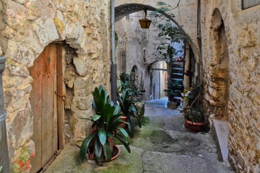 İtalya 'nın Lazio bölgesindeki bir ortaçağ köyü olan Maranola' nın eski evleri arasında dar bir sokak.