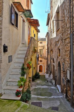 İtalya 'nın Lazio bölgesindeki bir ortaçağ köyü olan Maranola' nın eski evleri arasında dar bir sokak.