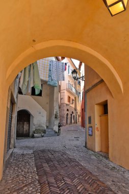 İtalya 'nın Lazio bölgesindeki bir ortaçağ köyü olan Maranola' nın eski evleri arasında dar bir sokak.