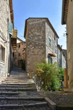 Patrica 'nın eski evleri arasında dar bir sokak, Lazio bölgesinde bir ortaçağ köyü, İtalya.
