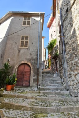 Patrica 'nın eski evleri arasında dar bir sokak, Lazio bölgesinde bir ortaçağ köyü, İtalya.