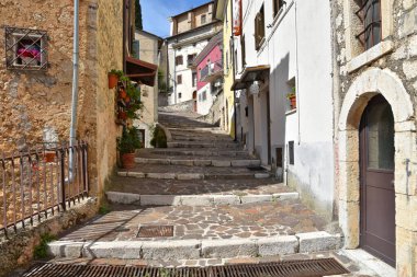 İtalya 'nın Lazio bölgesindeki ortaçağ köyü Campoli Appennino' nun eski evleri arasında dar bir sokak..