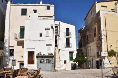 Sperlonga, İtalya, 03 / 24 / 2018. Lazio bölgesinde bir ortaçağ kasabasının meydanı..