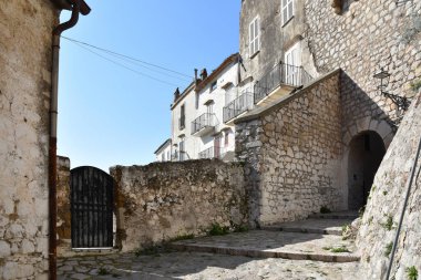 Sperlonga 'nın eski evleri arasında dar bir sokak, Lazio bölgesinde bir ortaçağ köyü, İtalya.