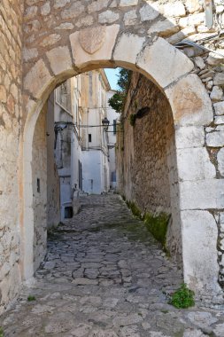 Sperlonga 'nın eski evleri arasında dar bir sokak, Lazio bölgesinde bir ortaçağ köyü, İtalya.